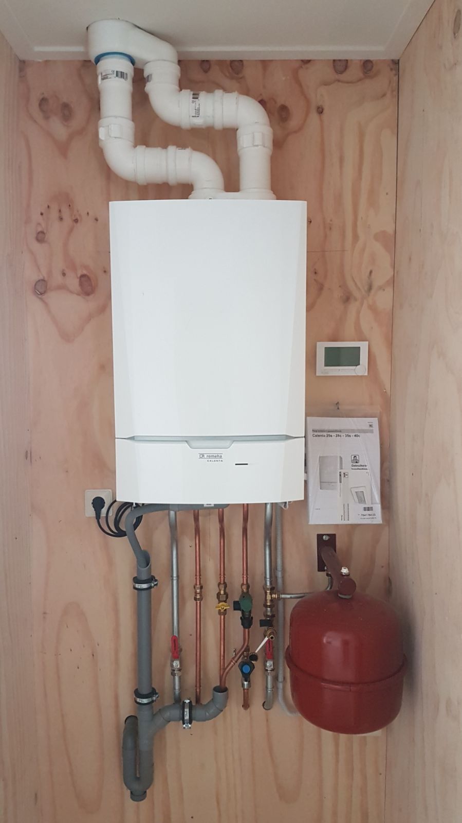 Door Wentink gemonteerde CV-ketel met koperleidingwerk en expansievat